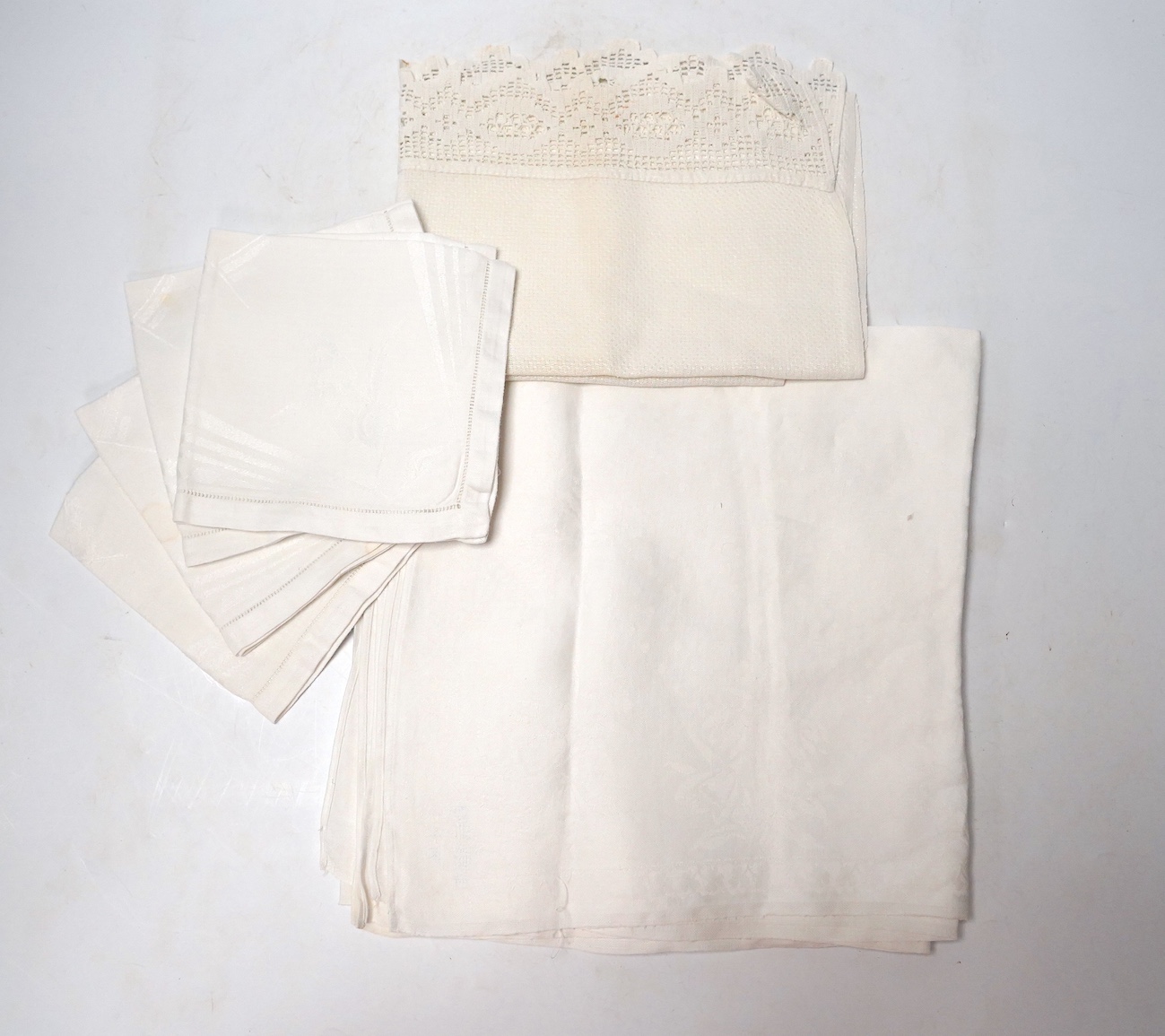 A collection of linen hand towels, table mats, etc. Condition - all laundered and appear in good condition